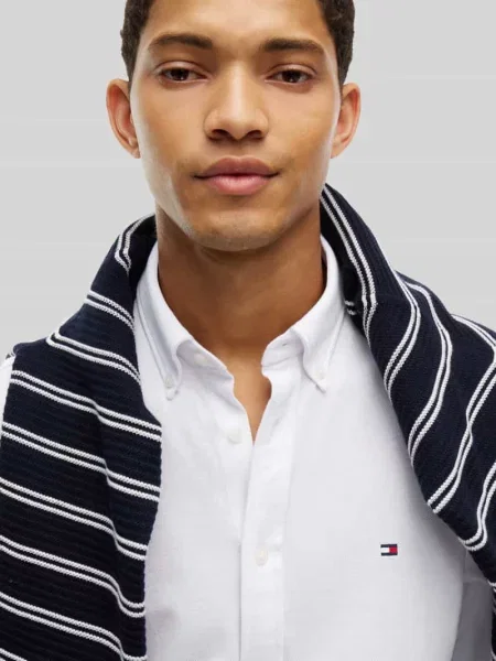 Koszula casualowa o kroju slim fit z wyhaftowanym logo Tommy Hilfiger biała