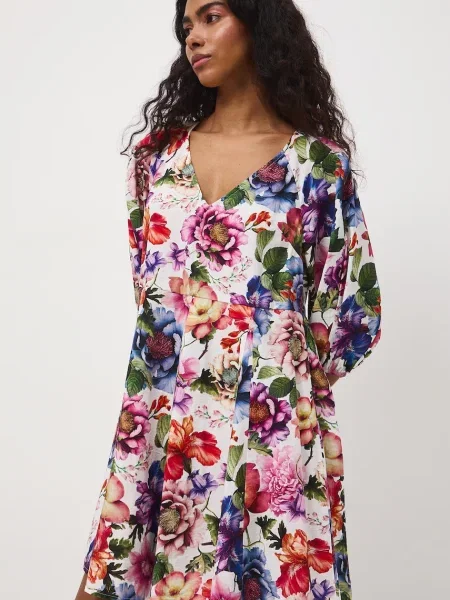 Medicine oversize obleka z viskozo bela