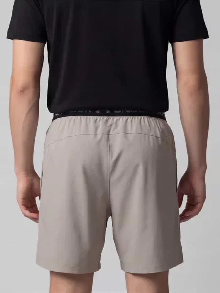 Szorty sportowe o kroju regular fit z nadrukiem z logo Under Armour beżowe