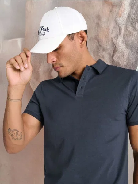 Sinsay Czapka z daszkiem z haftowanym napisem kremowy