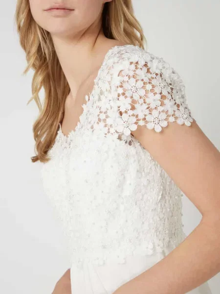 Suknia ślubna z koronki szydełkowej i szyfonu Luxuar biała