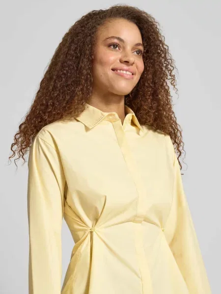 Bluzka o kroju regular fit z ukrytą listwą guzikową Gina Tricot