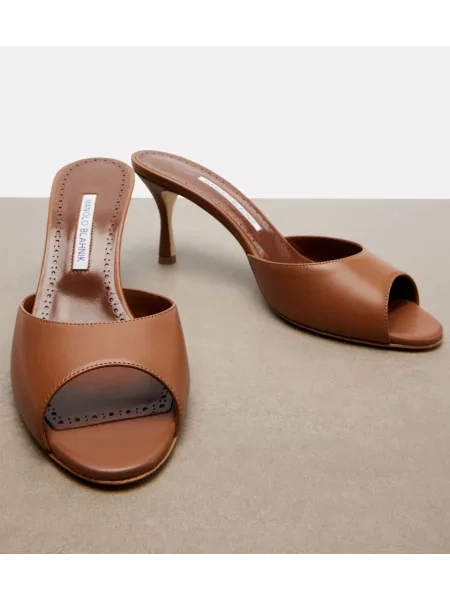 Papuci tip mules Manolo Blahnik din piele maro