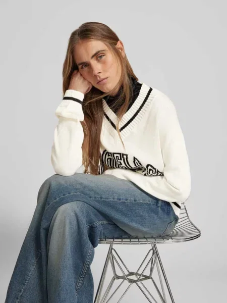 Sweter o kroju oversized z dekoltem w serek Mm6 Maison Margiela biały