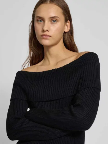 Sweter z dekoltem carmen Only czarny
