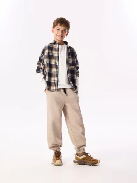 Reserved Pantaloni jogger baggy cu cafeniu