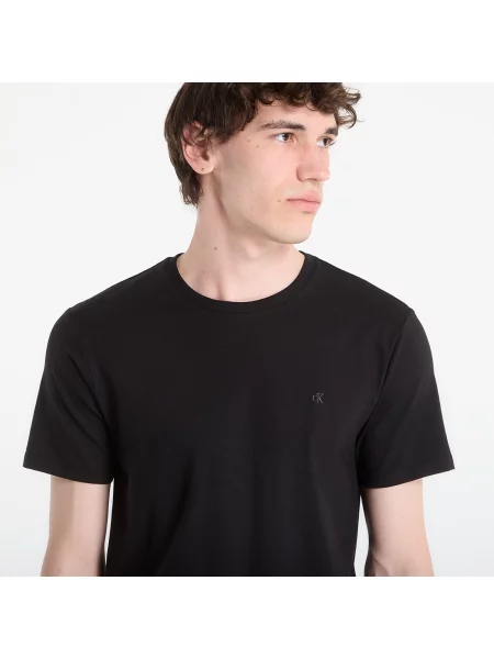 Тениска Calvin Klein с изчистен дизайн черно