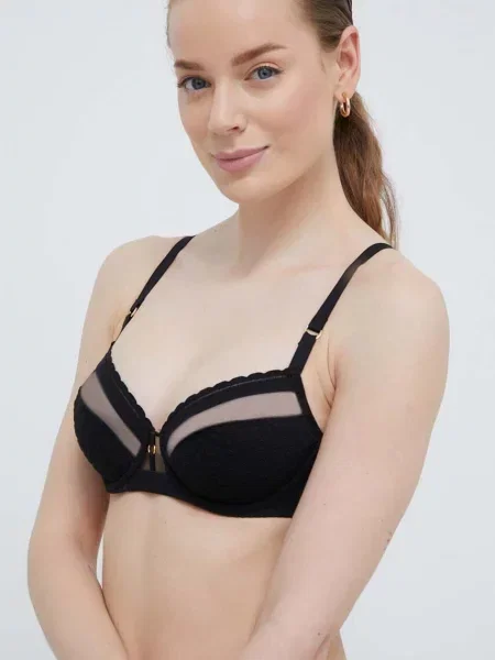 Сутиен Chantelle с изчистен дизайн черно
