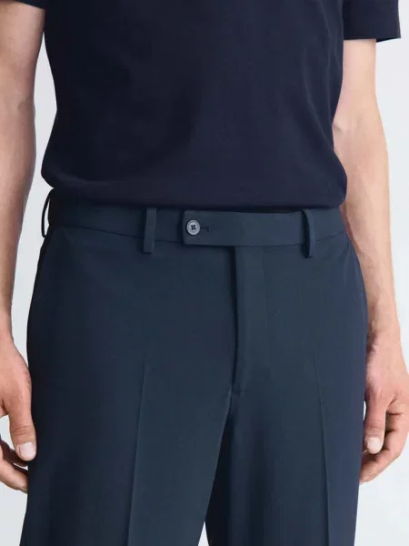 Termoregulacyjne spodnie garniturowe slim fit Mężczyzna 48 MANGO MAN niebieski
