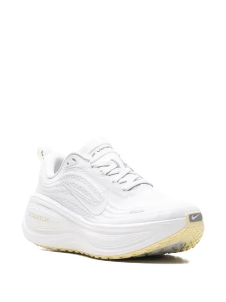 Sneakerși Nike Vomero alb