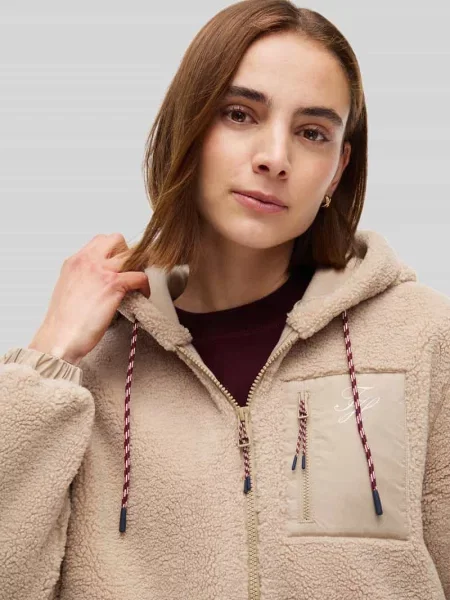 Kurtka w stylu puffer z motywem misia / sztucznego futra z wyhaftowanym logo o kroju regular fit Tommy Hilfiger beżowa