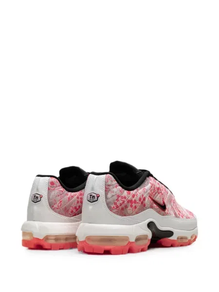 Маратонки Nike Air Max Plus с пейсли десен с принт розово