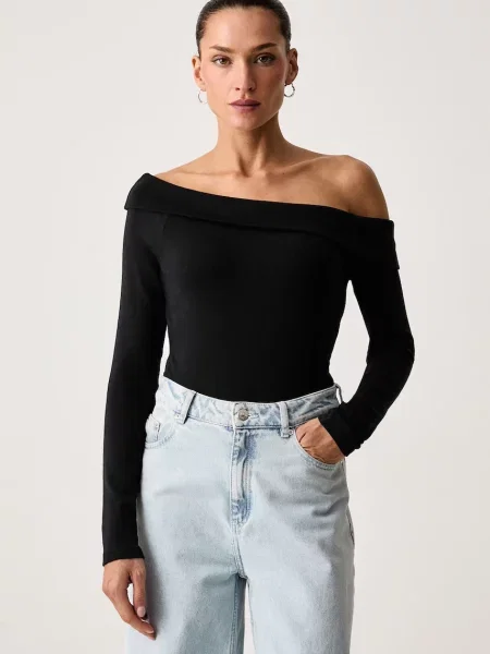 Levi's majica z dolgimi rokavi z modalom CLARA RIB OFF SHOULDER LS črna