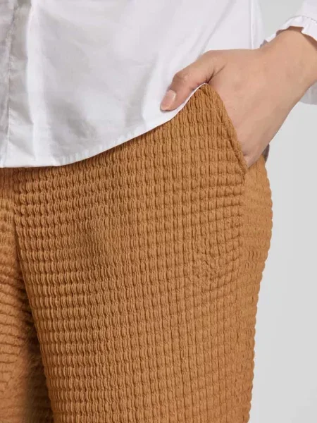 Spodnie materiałowe o rozkloszowanym kroju z fakturowanym wzorem Jake*s Collection