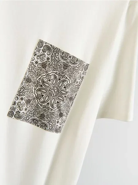 Reserved T-shirt z kieszonką z autorskim nadrukiem złamana biel