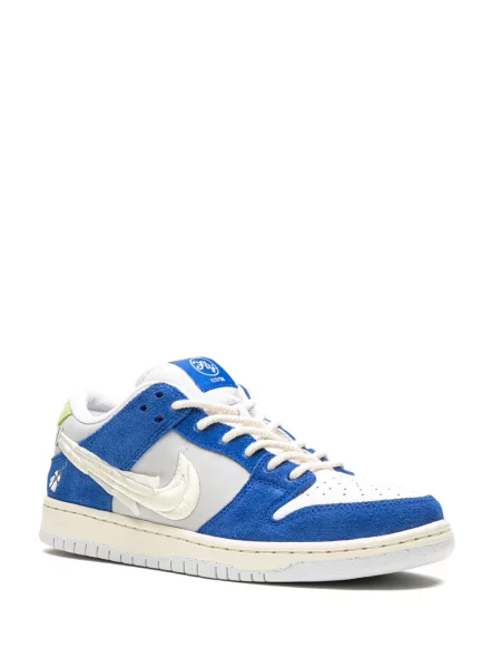 Tenisky Nike Dunk v městském stylu bílé