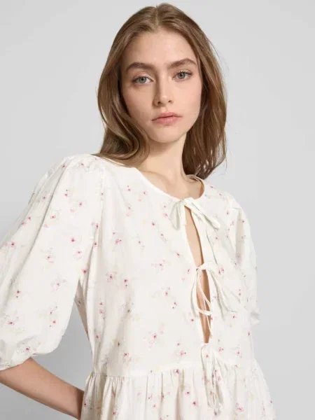 Sukienka mini z wiązaniem Gina Tricot biała