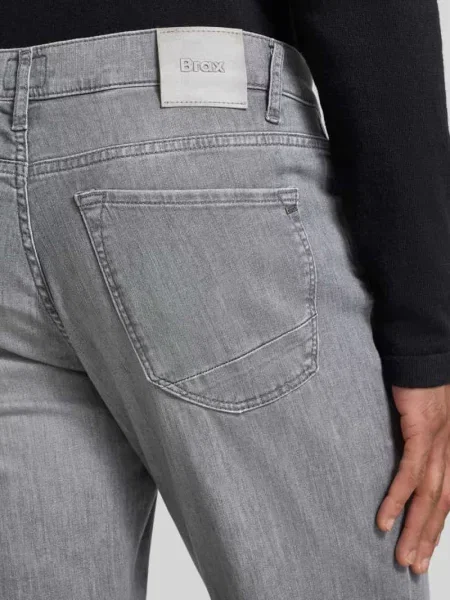 Jeansy o kroju slim fit z ultralight wykończeniem model Chuck' Brax