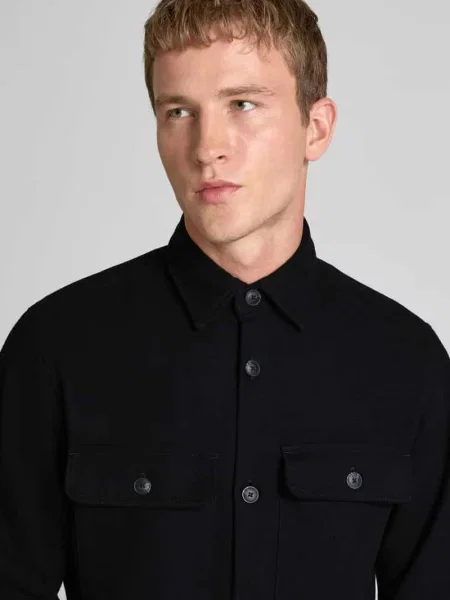 Koszula casualowa o kroju regular fit z na piersi model ‘Rayle’ Jack & Jones Premium czarna