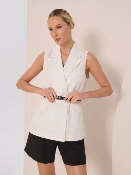 Двобортна жилетка під костюм з кремовий