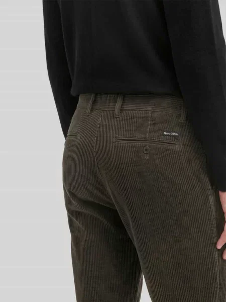 Spodnie sztruksowe o kroju tapered fit z bawełny z zakładkami w pasie Marc O'polo