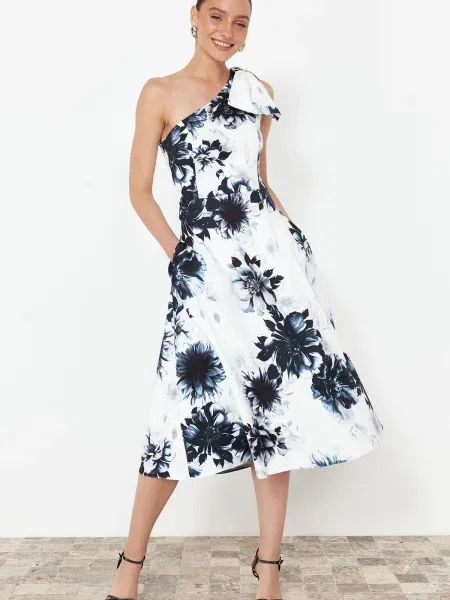 Sukienka wieczorowa Trendyol z kokardką elegancka