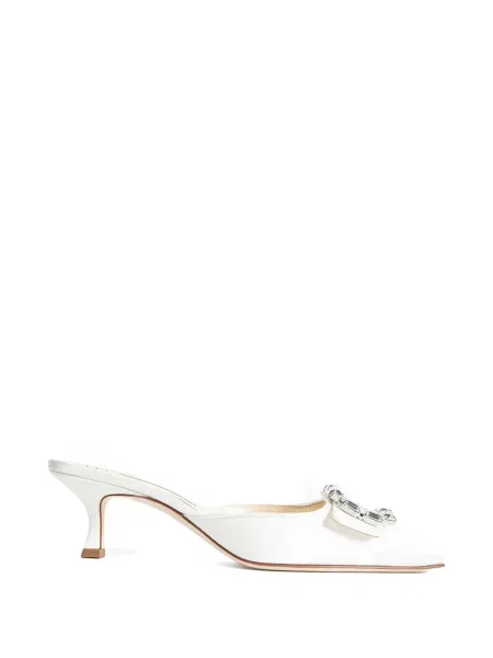 Papuci tip mules Manolo Blahnik din satin cu cataramă de cristal alb