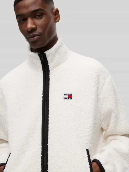 Bluza polarowa o regularnym kroju z wyszywanym logo Tommy Jeans biała