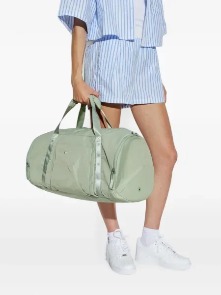 Decupat tricou Nike cu imagine cu cataramă verde
