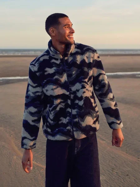 Hennie — kurtka polarowa z nadrukiem Blue niebieska