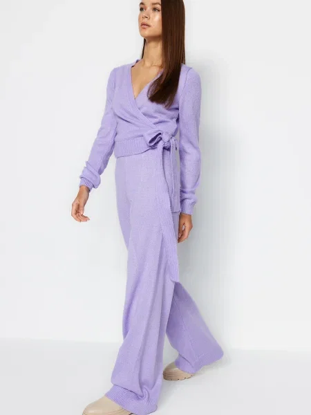 Top scurt Trendyol cu legături violet