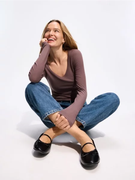Reserved Tricou cu mânecă lungă cu conținut ridicat de modal cafeniu
