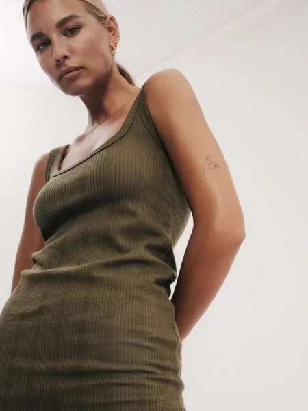 Рокля MUUV. FENDU среднодълга с кройка по тялото зелено