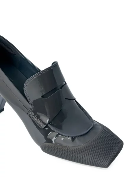 Pantofi cu toc Lacoste din piele de lac gri