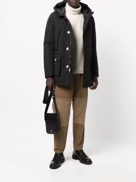 Paltas Woolrich su plunksnomis su gobtuvu juoda