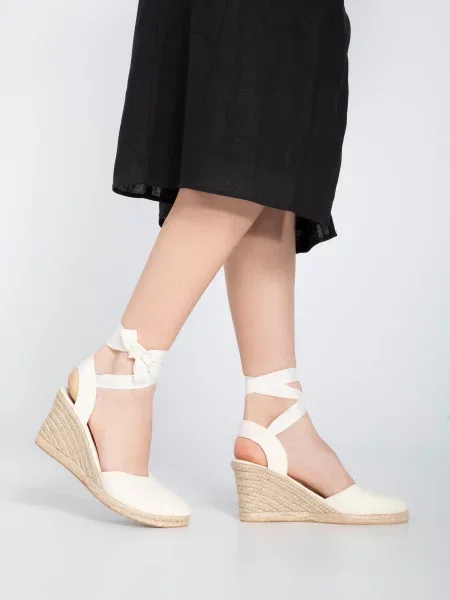 Espadryle z wycięciem wiązane