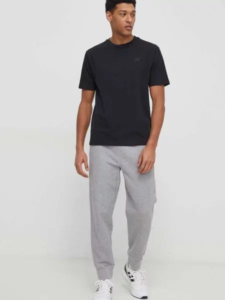 Tričko New Balance s aplikacemi černé