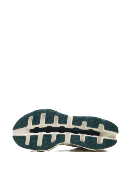 Sneakerși On alb