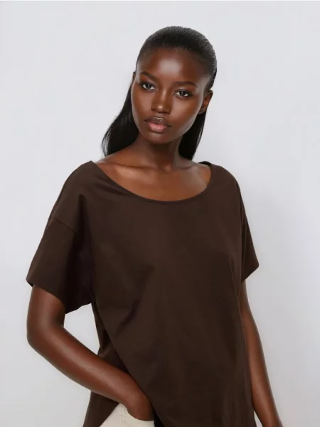 Reserved Tricou din maro-închis maro