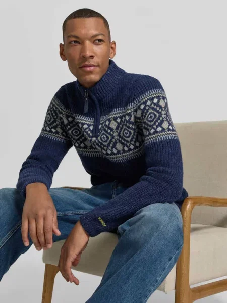 Sweter z norweskim wzorem o kroju regular fit z kołnierzem zapinanym Ragman granatowy
