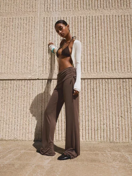 Bershka Spodnie O Kroju Flare Soft Z Modalu Z Marszczeniem I Kokardą Kobieta Xs Piaskowy