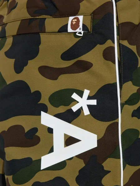 Pantaloni A Bathing Ape® cu imagine cu model camuflaj verde