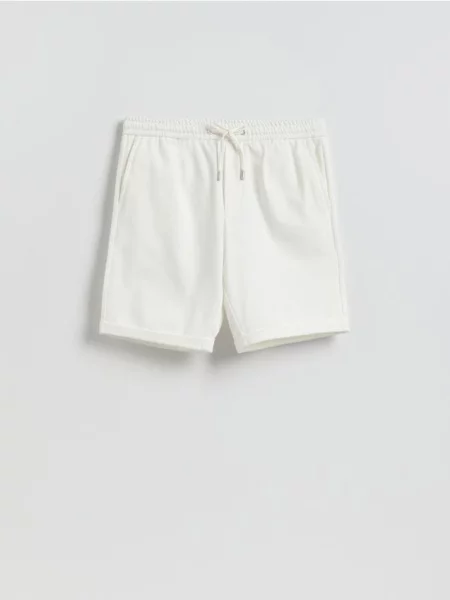 Reserved Pantaloni scurți regular crem