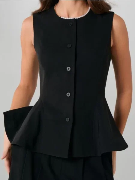 Жилетка під костюм з декоративними швами чорний