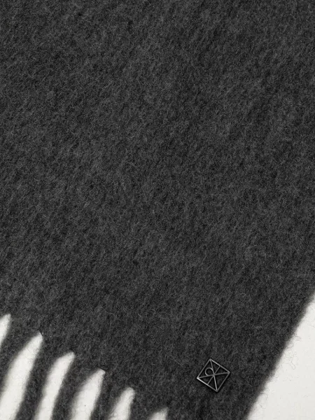 Sál Calvin Klein Emblem Brushed szürke