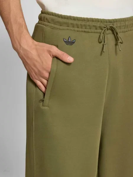 Spodnie dresowe o szerokim kroju z aplikacją logo model ‘LO’ Adidas Originals zielone