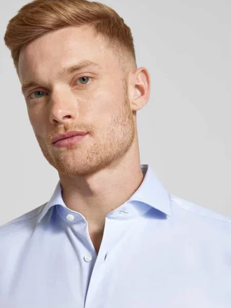 Koszula biznesowa o kroju regular fit z kołnierzykiem typu cutaway model ‘Joe’ Boss błękitna