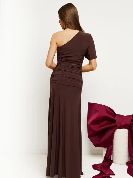 Rochie maxi Made Of Emotion cu un umăr gol maro