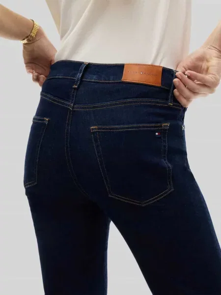 Jeansy bootcut z wysokim stanem z detalem z logo Tommy Hilfiger niebieskie