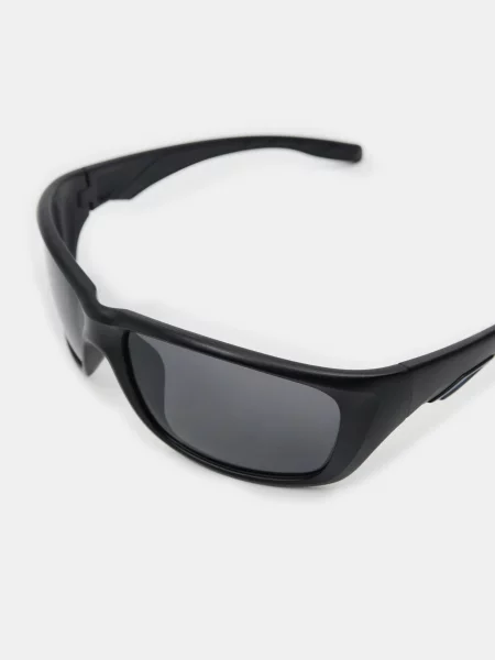 Солнцезащитные очки Sinsay черные